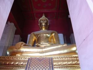 Ayutthaya - jeden z mala skvele dochovanych chram - Wat Phra Mongkol Bopit - nejvetsi bronzova socha Buddhy v Thajsku (pozlacena) - z 15. stoleti
