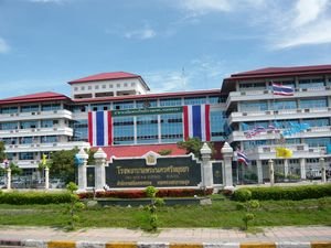 Ayutthaya - krasna velka moderni nemocnice v malem meste Thajska - plati se zde jen za navstevu lekare, cca 15 Kc, jinak pece dobra a budovy moderni - jak dopadne nase reforma zdravotnictvi ?