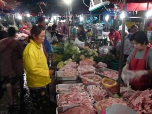 Ayutthaya - v pet rano nas vylozil bus ve meste, prochazime rannim trhem, pachova a vizualni smes - ano, je to maso ...