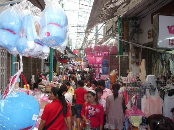 Bangkok - Cinska ctvrt - neuveritelne mnozstvi neuveritelne uzkych a neuveritelne dlouhych ulicek s neuveritelne velkym mnozstvim kramku ...