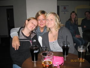 me and the girls in the hostel bar- adelaide
