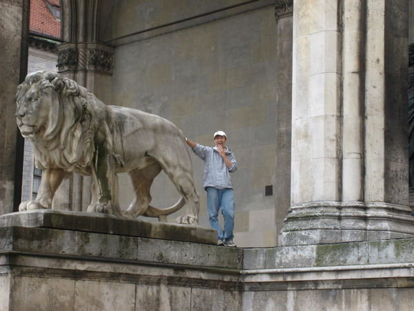 Chen by a lion statue