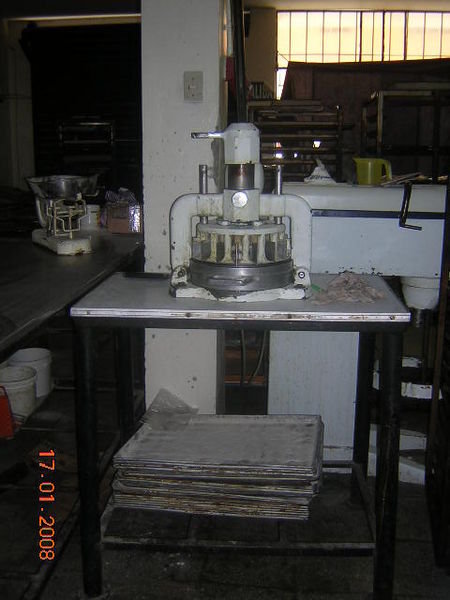 Cutter and presser machine