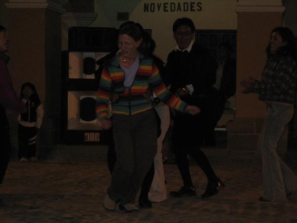Lesley leads the Ayacucho conga!!
