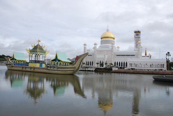 Ali whosi-whatsits mosque, Brunei