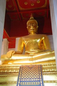 Giant gold Buddah