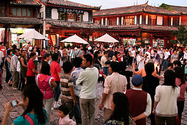 Crowds in Sifang square 