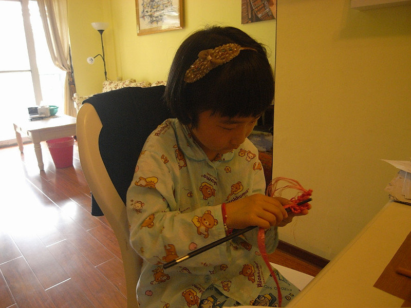 I taught my friend's daughter to knit