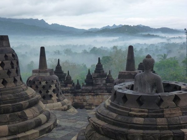 Borobudur in de mist.
