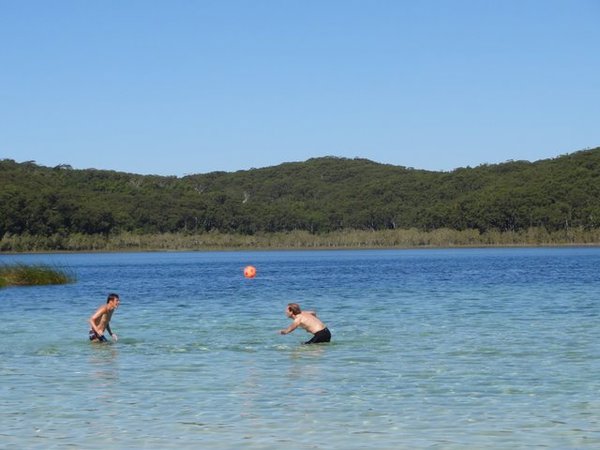 mannen met de bal at Fraser Island
