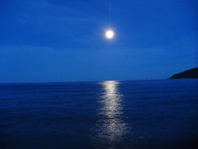 Prachtige maan weerspiegeling