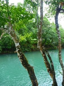 Helder water in een meer in Sibuyan