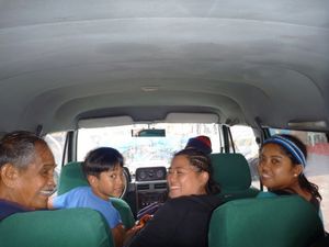 Achterin de kofferbak bij een leuk gezin uit de Filipijnen