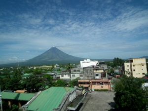 Vulkaan in Legazpi vanaf het dak gezien