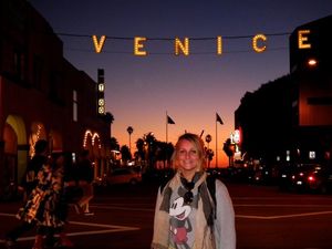 Anka met Venice sign