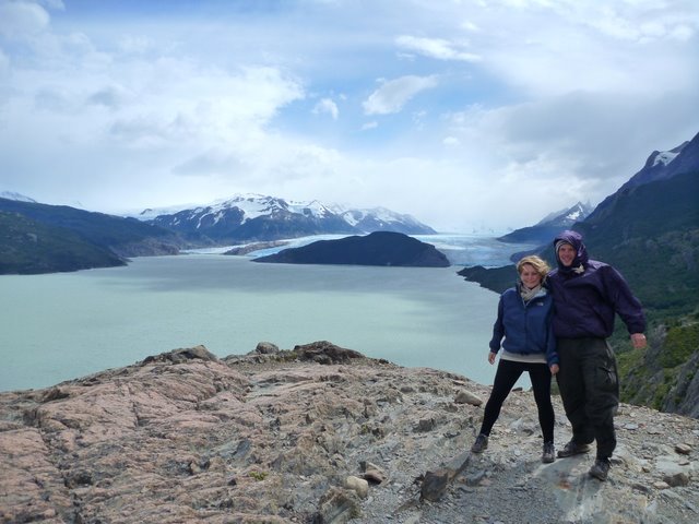 Samen met op de achtergrond de gletsjer