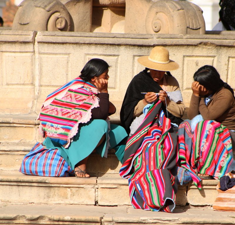 Traditioneel geklede vrouwen in Sucre