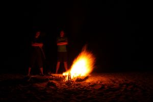 Roel en Iwan maken de BBQ klaar op het strand
