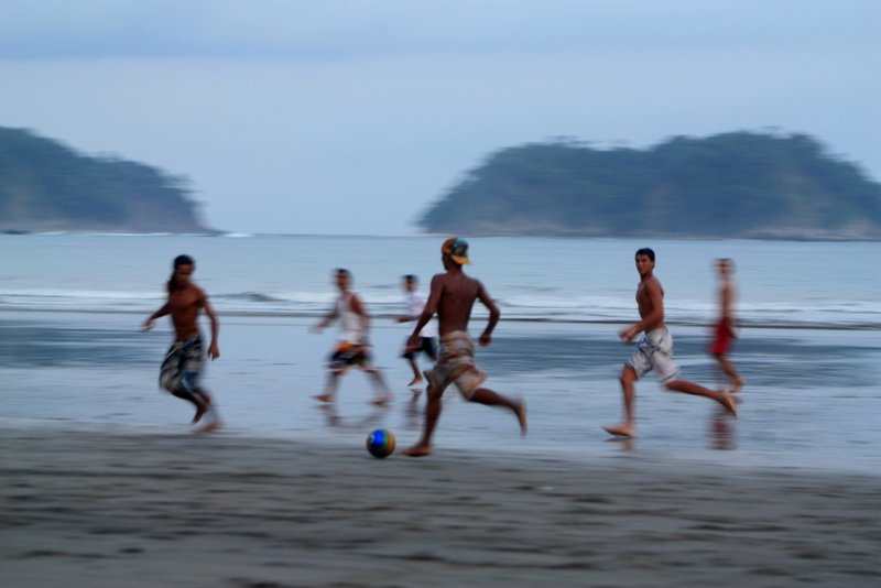 Voetballen op het strand
