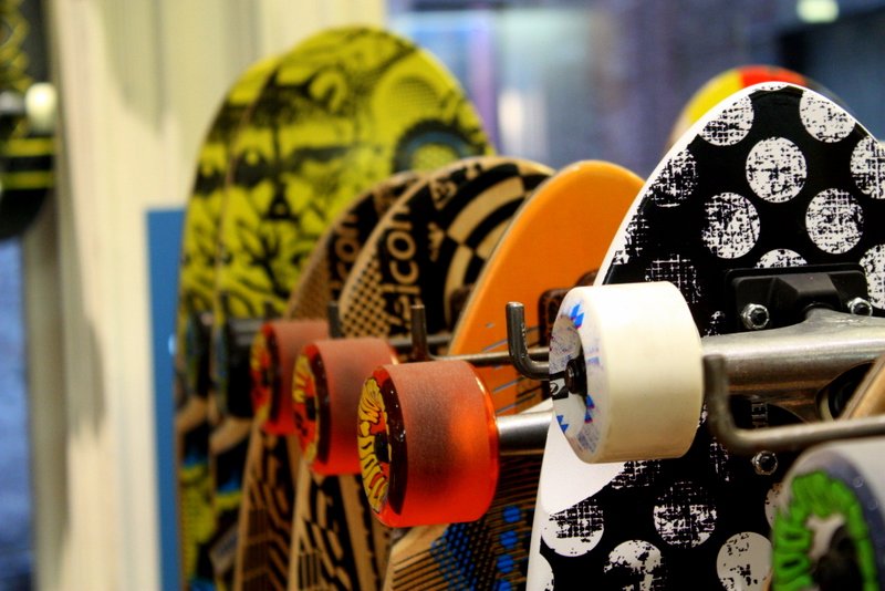Skateboards in een surfwinkel