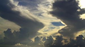 Prachtige wolken in Dangriga