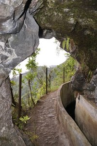 Ribeiro Frio to Portela: tunnels or better: holes in the rocks