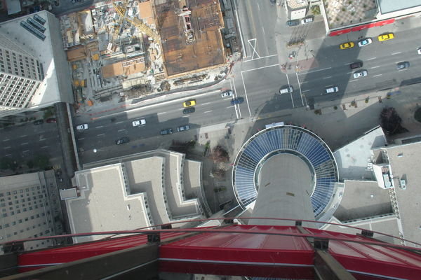 Blick von der Glasplattform des Towers auf die Straße