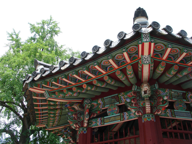 In front of the Sunghyejeon shrine - Colorful roof decoration