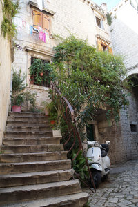 Small alleys offered shady spots and green oasis