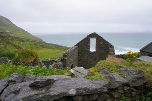 Ruins of a stone cottage next to Slea Head Drive