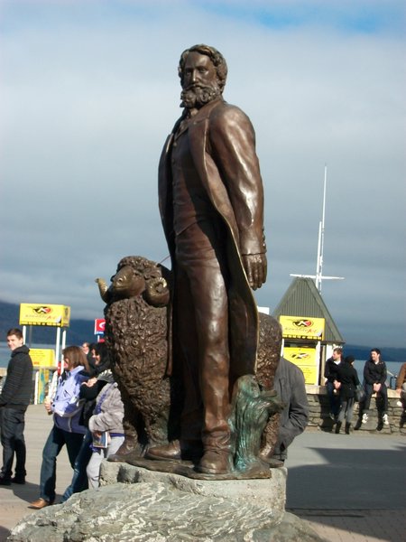 Queenstown statue