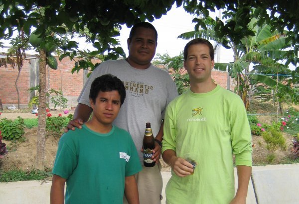 Brian speaking the universal language of 'cerveza' with his new Peruvian amigos