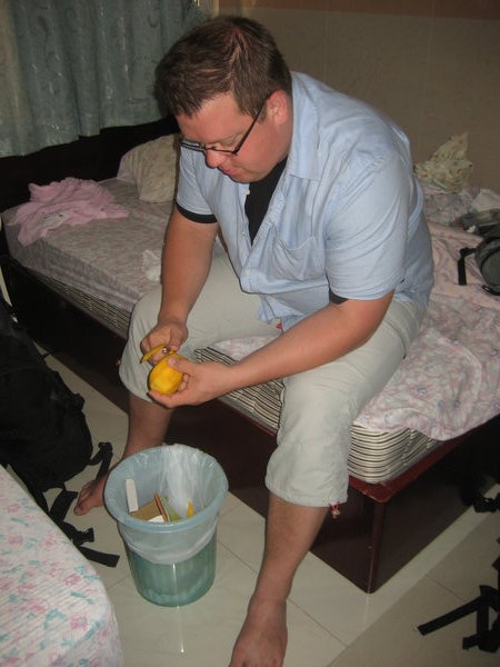 Aamupalaksi mangoa ankeassa huoneessa