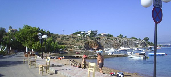 The restaurant and harbor in front of the hotel in Chalkida