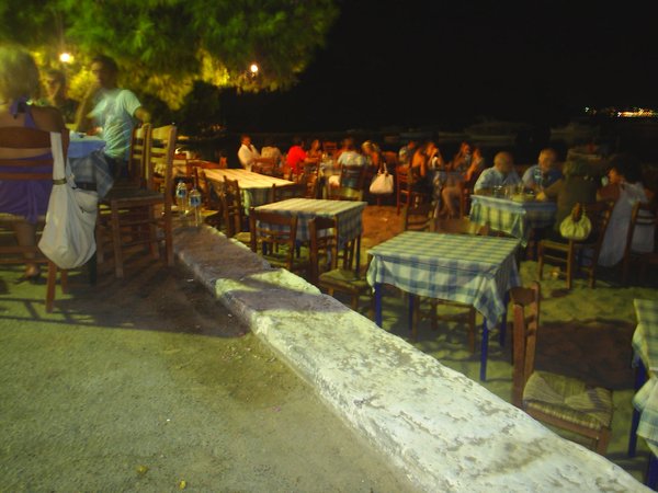 The restaurant in front of the hotel in Chalkida