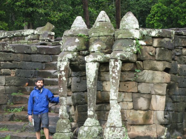 Tres elefantes y un elefantico, en la Terraza de los Elefantes en el Angkor Thom. Aca el Rey recibia delegaciones y chequeaba sus tropas 