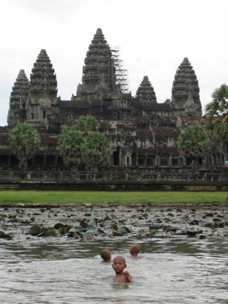Ninos banandose al frente del Angkor Wat