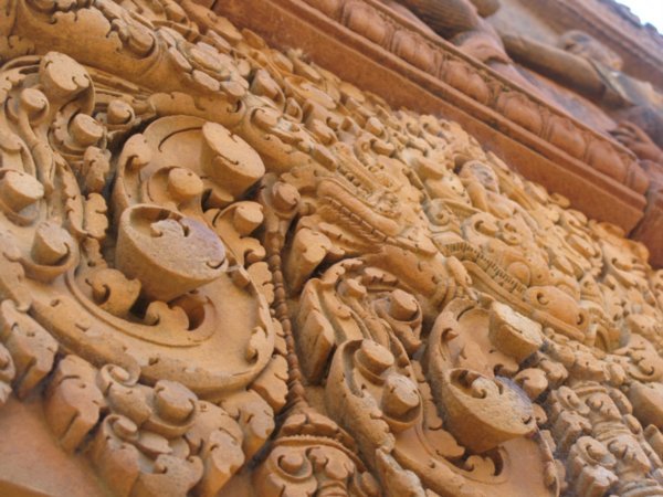 En Banteay Srei lo mas imponente son el detalle, profundidad, color rojo de la piedra y buen estado de los tallados