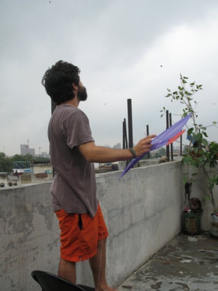 Mateo en la terraza del hotel, sus primeros pinitos en el arte de volar cometa