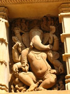 Ganesh, el Dios de la suerte. Su papa Shiva, al volver de un viaje adonde su esposa Parvati y no saber que era su hijo le corto la cabeza. Para reponer su mal prometio darle la cabeza del primer animal que pasara.. y como es obvio fue un elefante