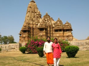 Los esposos con uno de los Templo a sus espaldas
