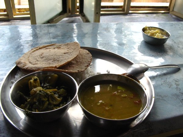 Almuerzo en Vipassana. Para los que nos han visto desnutridos.. por la foto notaran que no es falta de comida y que al contrario comida MUY nutitiva pero en pequenas porciones
