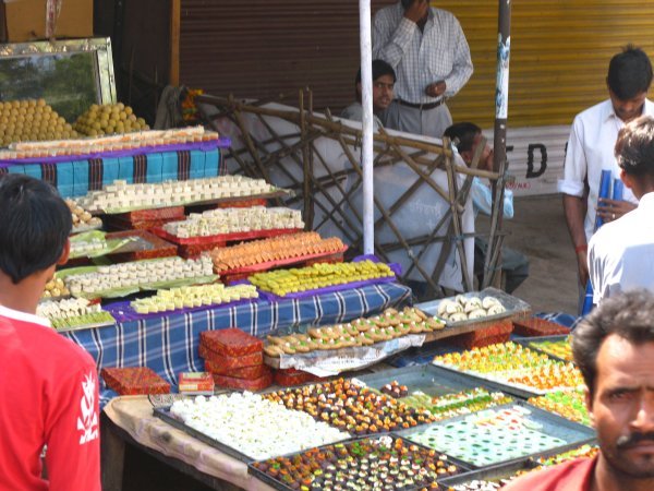Venta de dulces... tienda en las calles de Varanasi