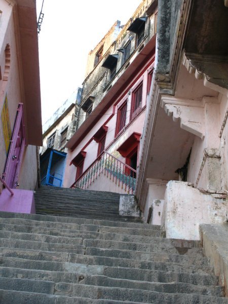 Una de las muchas escaleras que bajan a los Ghats en Varanasi