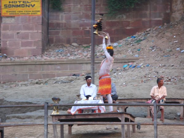 El tipo de Sadu que le gusta a mi hermana haciendo algun tipo de ceremonia al amanecer al frente del Ganges