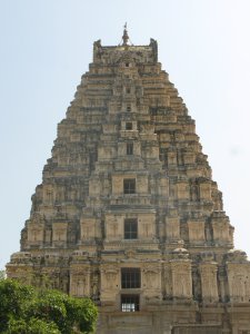 La torre principal de Hampi