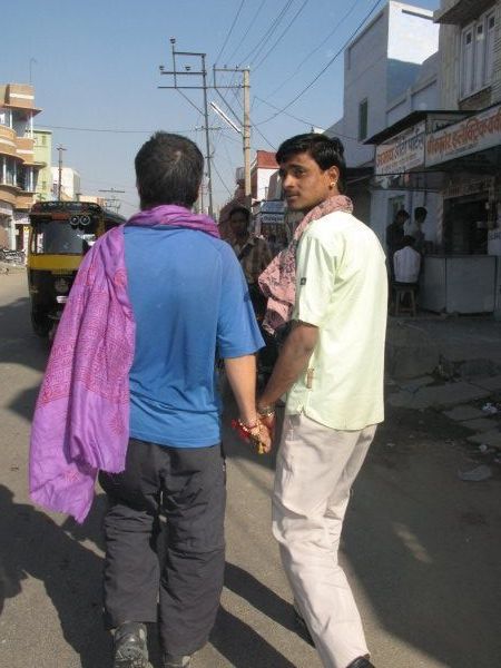 OJO esta es la foto campeona del paseo. Mateo se levanto a uno de estos personajes. En la India relacion hombre-mujer es mas bien distante y los hombres se cogen de la mano.