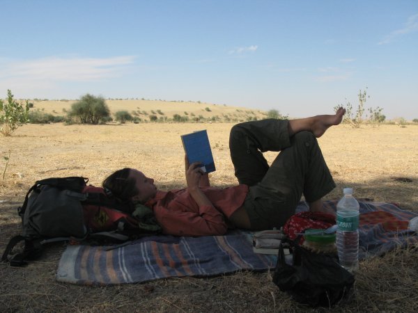 Descansando del sol y dando tiempo a las nalgas y el resto del cuerpo para recuperarse del vaiven de los camellos