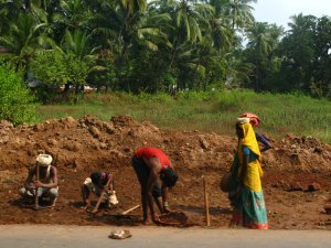 Las mujeres pobres trabajan por lo general en construccion cargando escombros o tierra en la cabeza. Ojo en sari!!