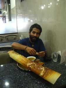 Uno de nuestros platos favoritos. Masala Dossa. Este era gigante. Es un crepe de arroz tostadito y relleno de queso con salsitas!! Mmmm